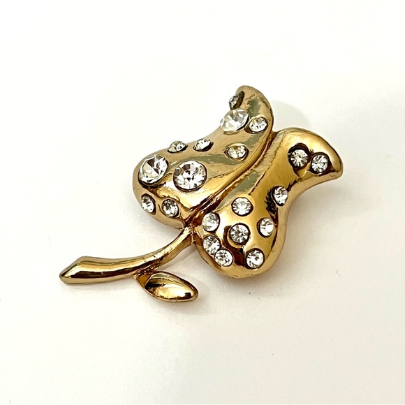 Crystal flower pin 🌷 - Picture 2 of 3